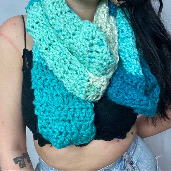 VINTAGE HAND KNIT BLUE LONG SCARF - Picture 2 of 3